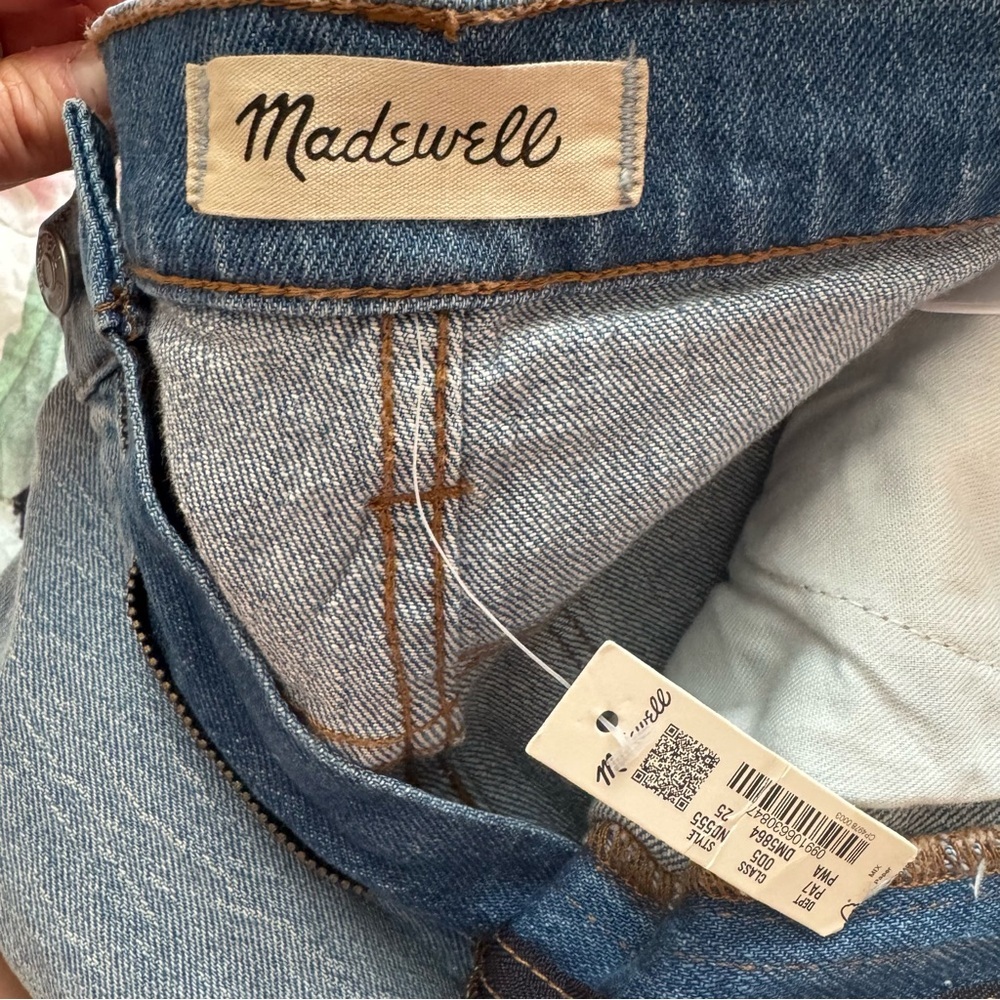 Madewell The High-Rise Slim Boyjean in Prentice Wash: Ripped Edition - Picture 4 of 7